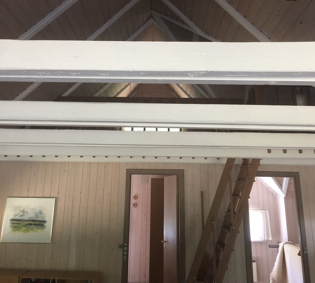 Træinteriør med hems og stige i sommerhus