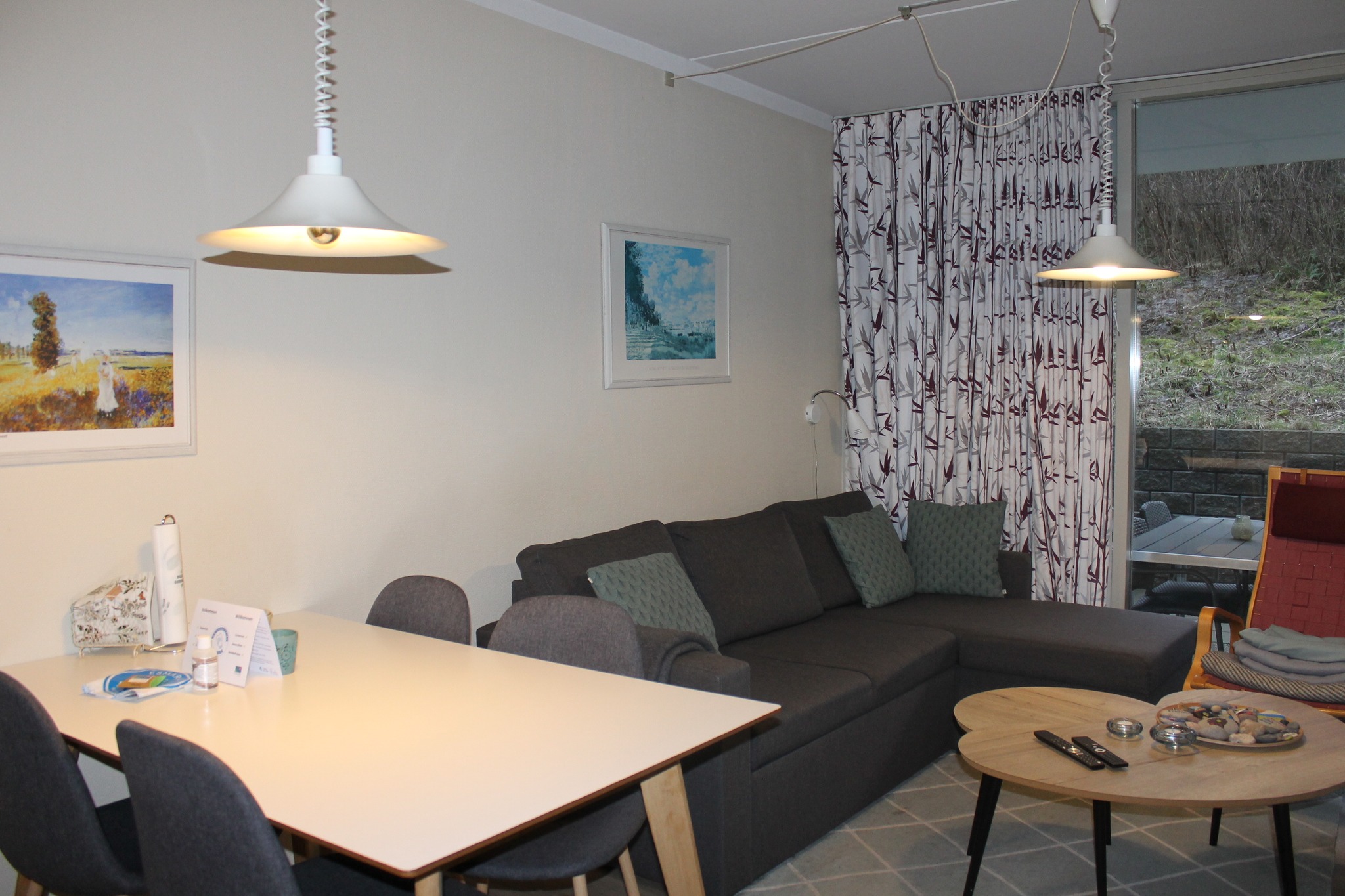 Moderne stue med sofa og spisebord
