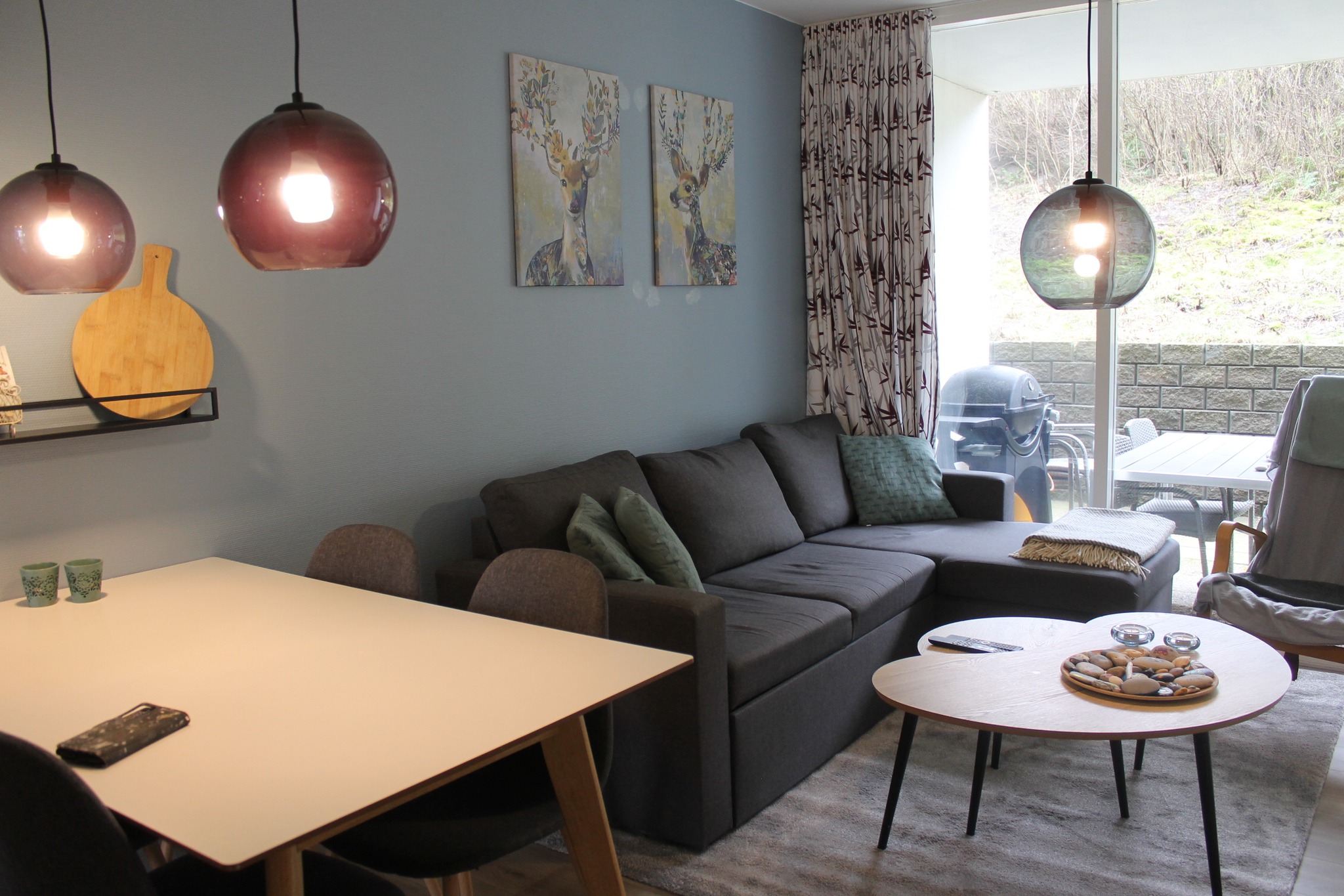 Moderne stue med sofa og spisebord