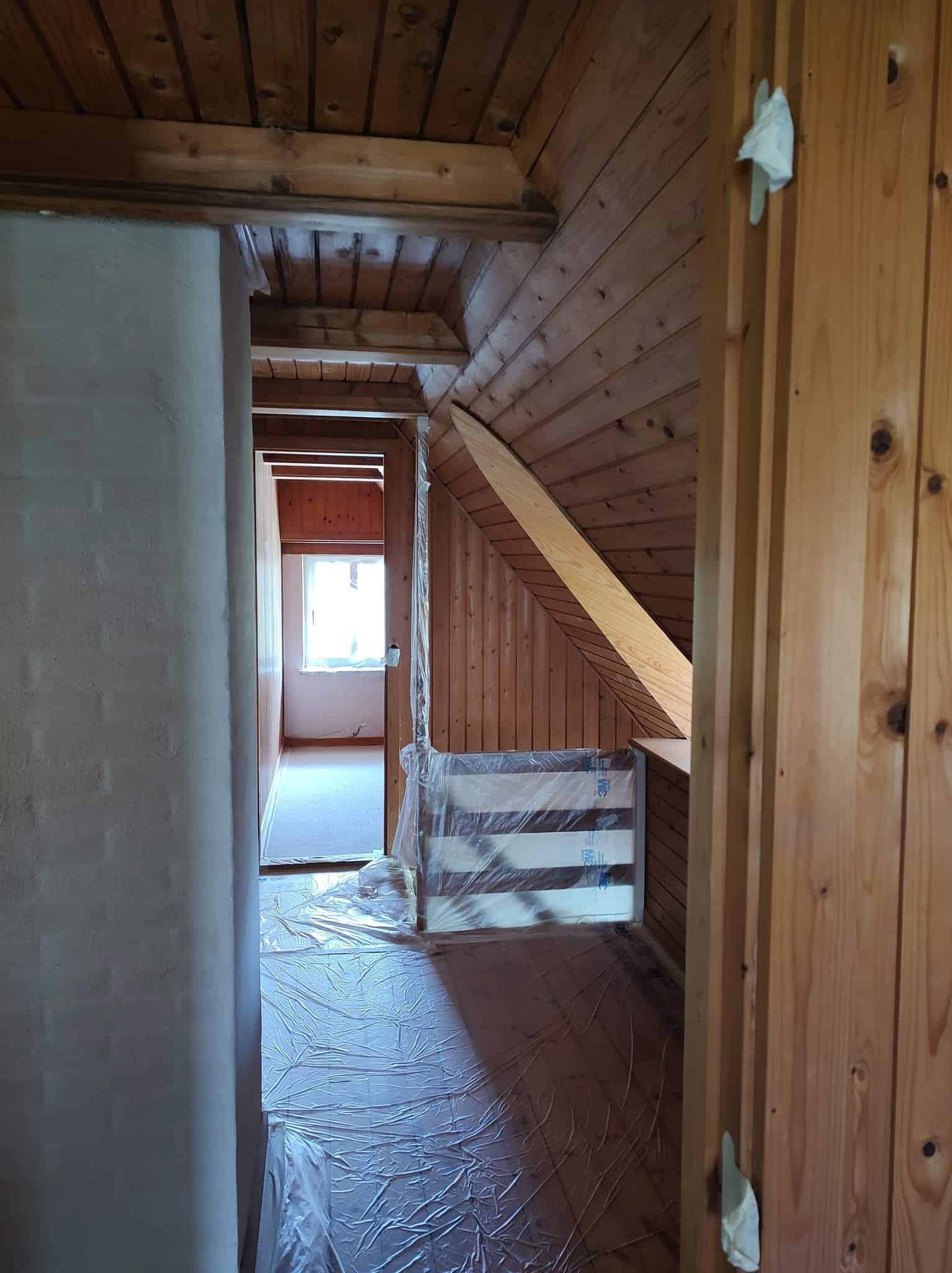 Trappeopgang med trævægge og plastdækket gulv